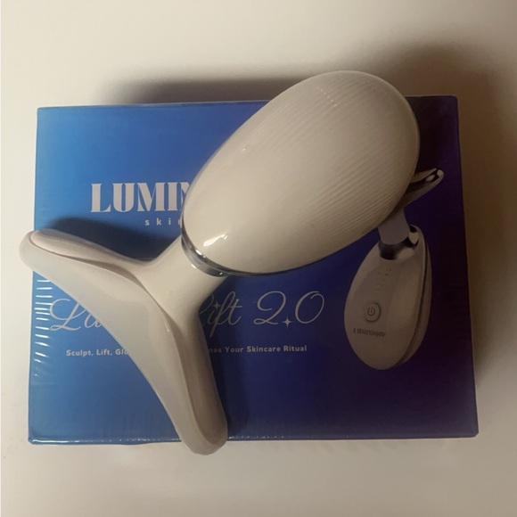 Luminous Lift 2.0 Skincare - Picture 1 of 5